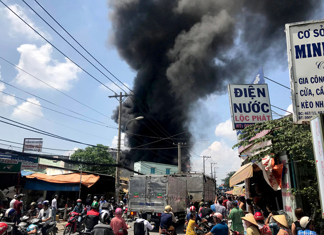Cháy lớn tại công ty gia công mút xốp ở Sài Gòn