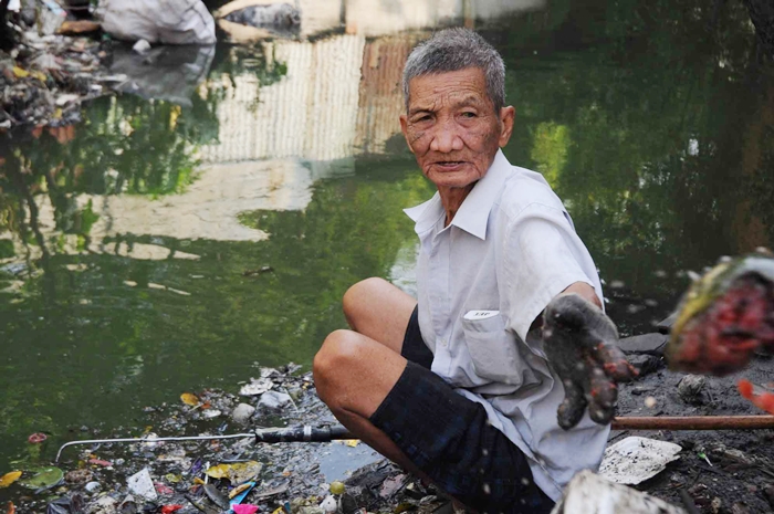 “Hiệp sĩ môi trường” U80 gần 40 năm tình nguyện vớt rác