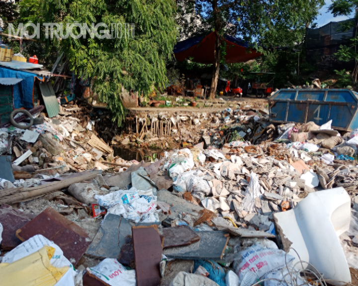 Hà Nội: Đường Văn Cao, giáp Thụy Khê rác ngập vỉa hè