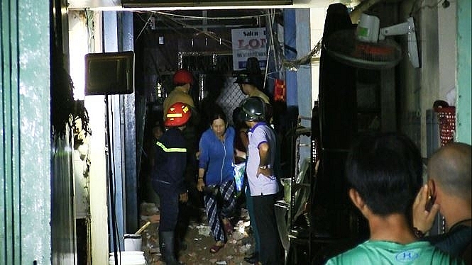 Sập sàn nhà cổ ở TP HCM, nhiều người bị mắc kẹt