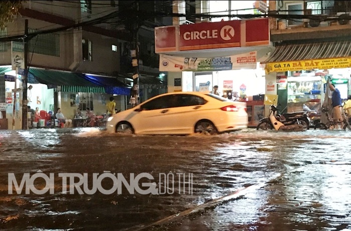 Mưa lớn kéo dài, đường phố Sài Gòn ngập sâu