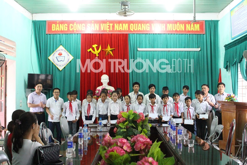 Trao quà cho các em học sinh nghèo vượt khó trường THCS Kỳ Khang