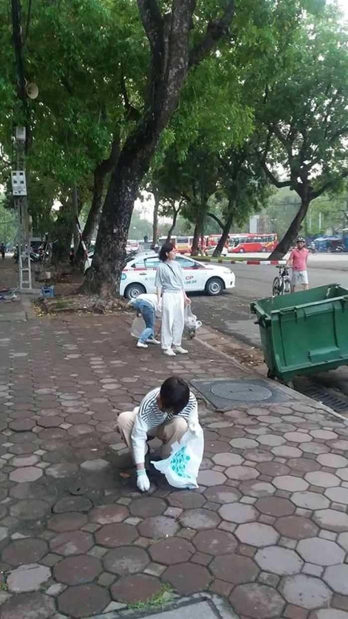 Hình ảnh đẹp, du khách Nhật nhặt rác trên vỉa hè Hà Nội