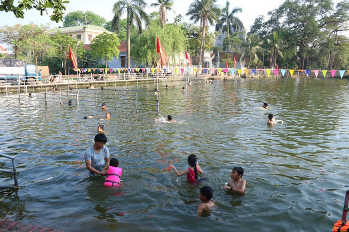 “Hô biến” ao làng ô nhiễm thành bể bơi cho trẻ nhỏ