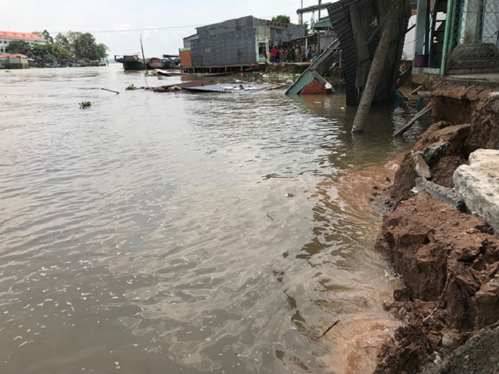 Sạt lở tại Cần Thơ, 5 căn nhà bị đổ sập xuống sông