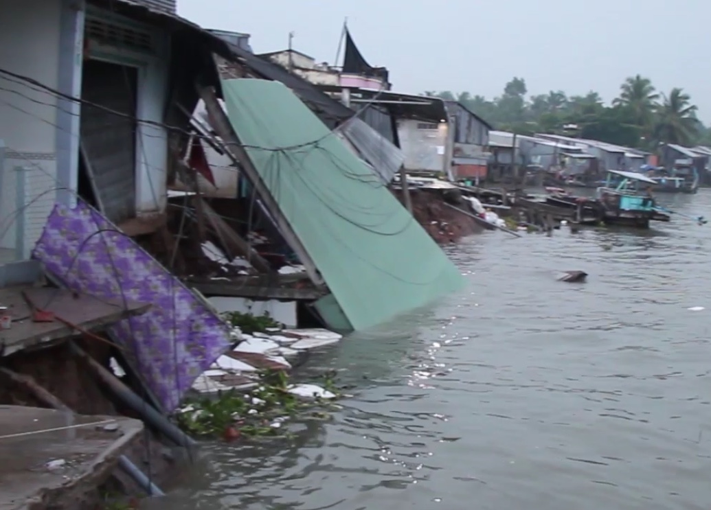 Công trình kè chống sạt lở khiến dân nứt nhà, sống cảnh ngập lụt