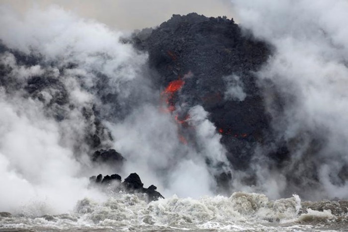 Kinh hoàng dung nham núi lửa Hawaii đổ xuống Thái Bình Dương