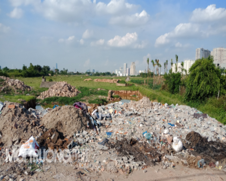 Yên Nghĩa, Hà Nội: Đổ trộm rác thải xây dựng giữa ban ngày