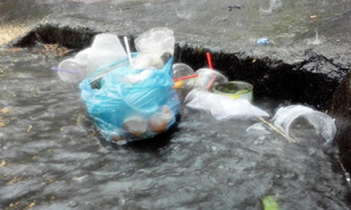 Để rác làm nghẹt hệ thống thoát nước, 4 lãnh đạo phường bị phê bình