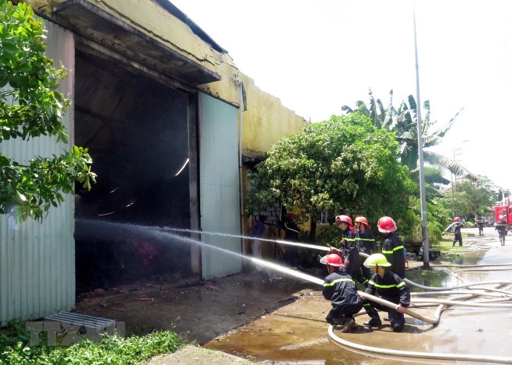 Hiện trường kho hàng 1.000m2 bị lửa thiêu rụi ở Nam Định