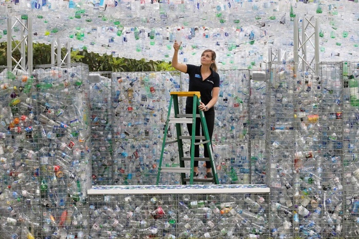 Hình ảnh ngôi nhà độc đáo được xây dựng từ 15.000 chai nhựa