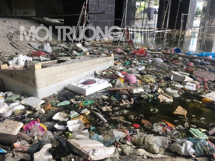 Rác thải trộn lẫn kim tiêm dưới chân nhà ga đường sắt Cát Linh-HĐ