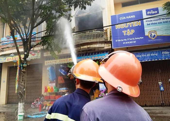 Sau tiếng nổ lớn, tầng hai ngôi nhà bốc cháy dữ dội