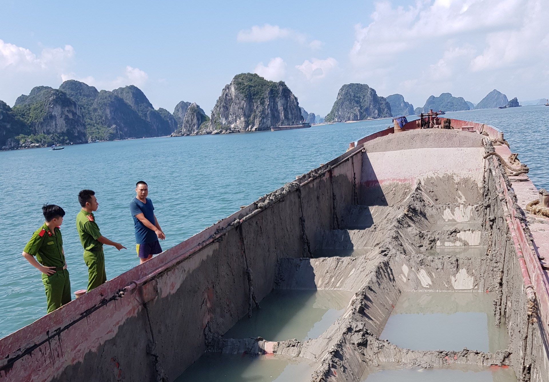 Quảng Ninh: Tạm giữ tàu đổ bùn thải không đúng nơi quy định