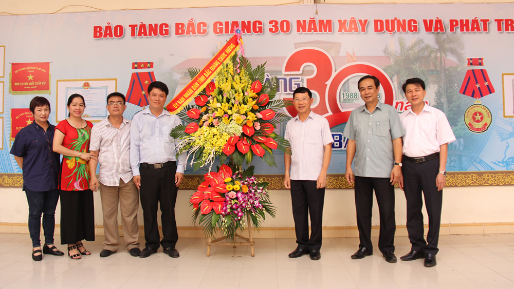 Phó Chủ tịch UBND tỉnh Lê Ánh Dương tặng hoa chúc mừng Bảo tàng tỉnh