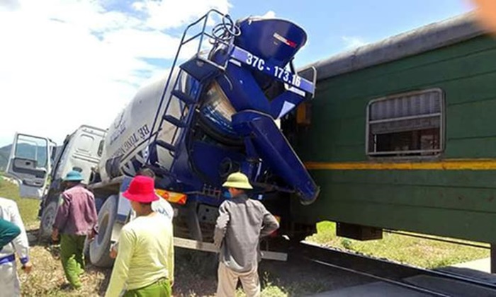 Lại tai nạn đường sắt: Cố băng qua đường, xe bồn bị tàu hỏa húc văng
