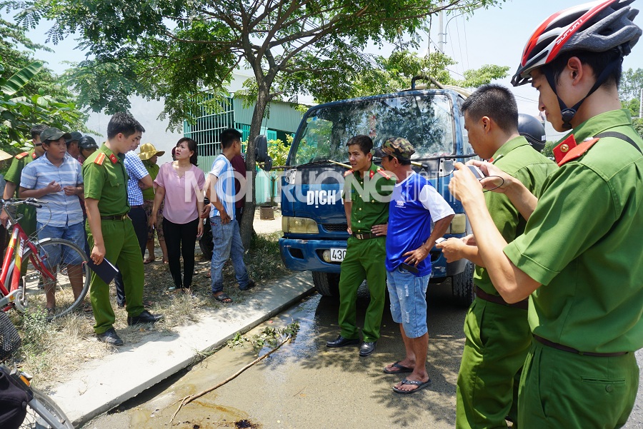 Đà Nẵng: Xe hút hầm cầu xả nhớt thải của công ty giấy xuống cống
