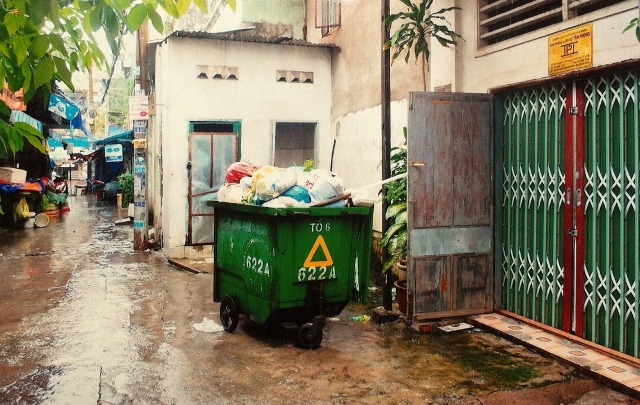 Nhà vệ sinh chợ Thành Thái nằm giữa hẻm khu dân cư