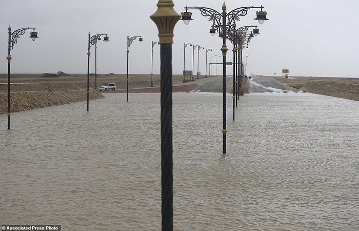 Cảnh bão tàn phá kinh hoàng Oman, biến sa mạc thành biển nước