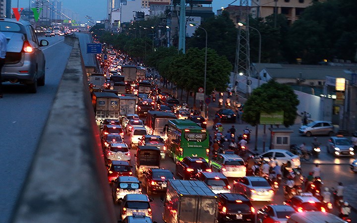Tai nạn liên tiếp xảy ra, Đại lộ Thăng Long tắc nghẽn nghiêm trọng