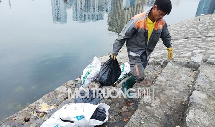 Cá chết ở Hồ Hoàng Cầu: 2 ngày vớt mỏi tay, hồ vẫn bốc mùi hôi thối