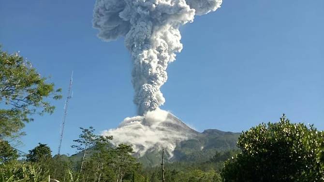 Indonesia: Núi lửa Merapi phun trào, cột tro bụi cao tới 6 km