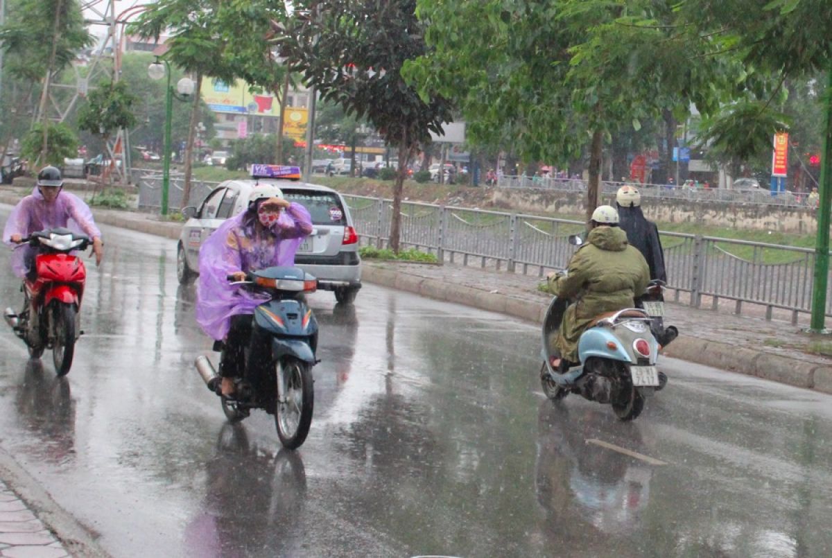 Dự báo thời tiết hôm nay 2/6: Hà Nội mưa dông trên diện rộng