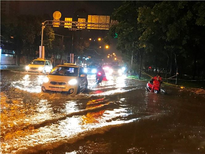 Sài Gòn ngập kinh hoàng trong cơn mưa giữa đêm