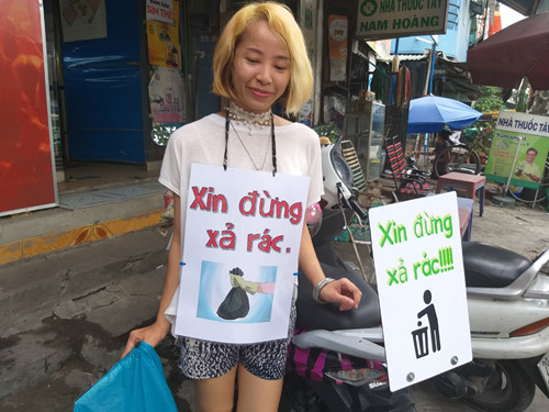 Cô gái đeo biển 'Xin đừng xả rác' đi khắp Sài Gòn