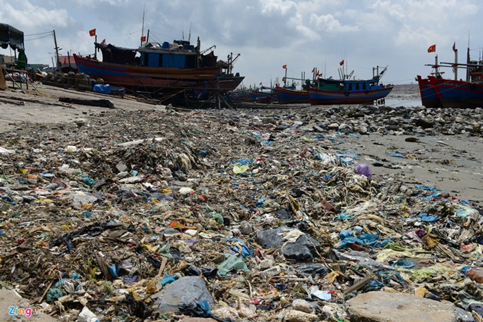 “Biển rác” khổng lồ ở Thanh Hoá dần được dẹp bỏ