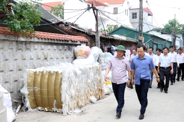 Bộ trưởng Trần Hồng Hà thị sát làng nghề tái chế nhựa tại Hưng Yên