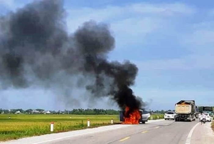Cận cảnh chiếc xe Huyndai Santafe bốc cháy ngùn ngụt trên đường