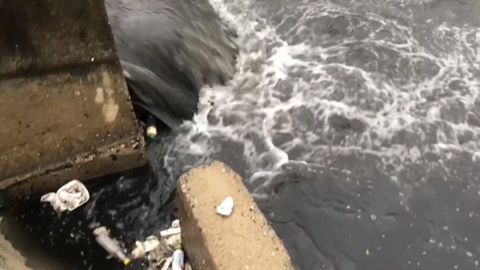 Đà Nẵng: Lắp máy lược rác tự động ở miệng cống xả thải ra biển