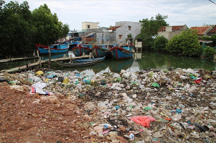 Bến thuyền ngập trong rác, người dân “nín thở” sống chung