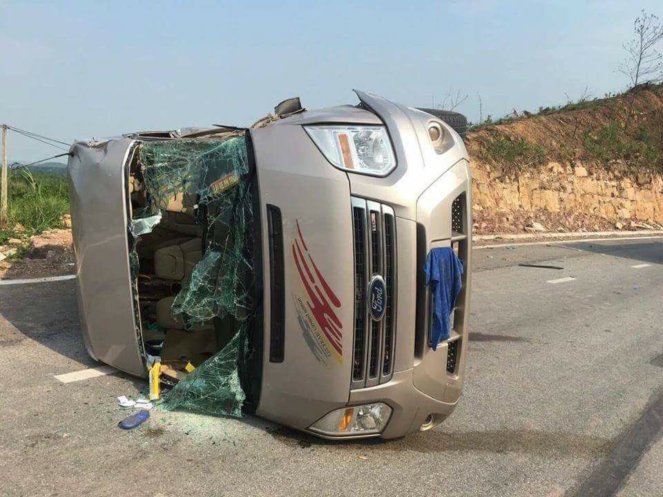 Quảng Ninh: Xe khách va chạm với xe đầu kéo, nhiều người thương vong