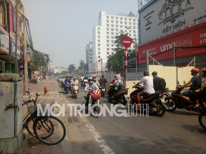 Hà Nội: Cận cảnh dòng xe 'đối đầu' trên phố Cát Linh