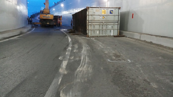 Kinh hãi xe container lật nhào trong hầm chui vào cảng lớn nhất VN