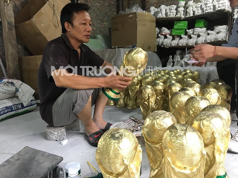 Cận cảnh xưởng sản xuất cúp vàng World Cup 2018 phiên bản Việt