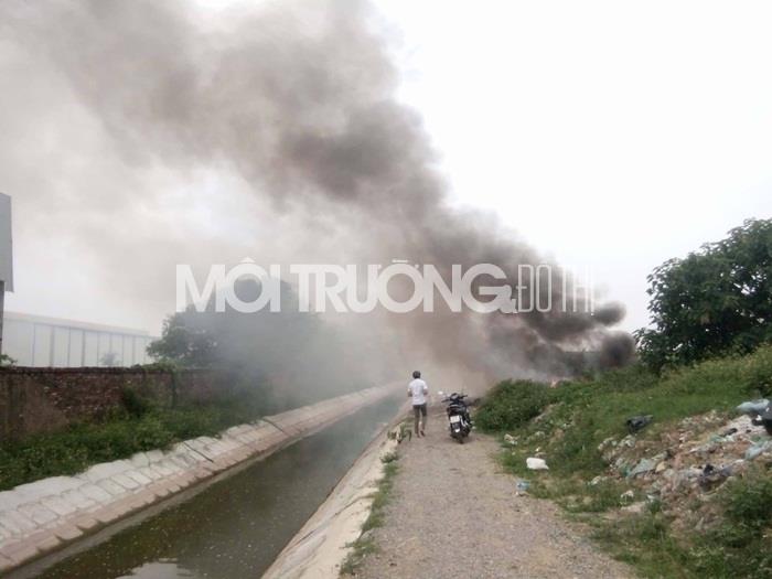 Thường Tín, Hà Nội: Cận cảnh “ngọn núi lửa rác” tại xã Thắng Lợi