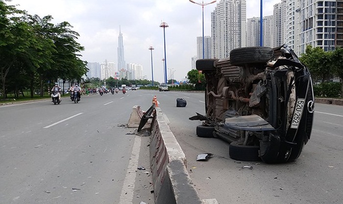 Tránh xe buýt, ô tô Mazda lật trên xa lộ Hà Nội