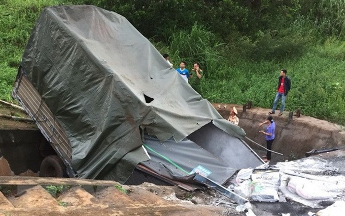 Ninh Thuận: Xe tải đâm vào nhà dân, 4 người thương vong