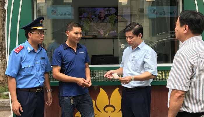 Hà Nội: Phạt 9,7 triệu taxi “dù” chặt chém khách nước ngoài
