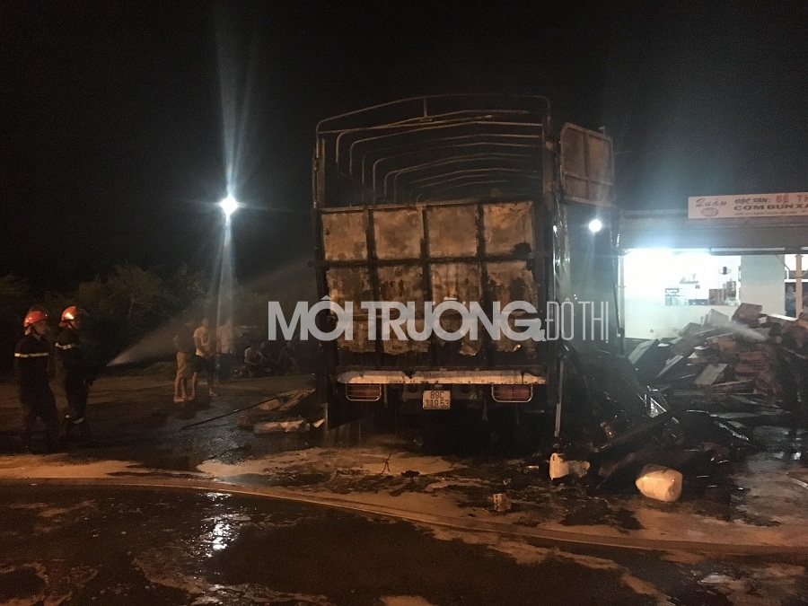 Quảng Nam: Xe tải dừng bên đường bất ngờ bốc cháy ngùn ngụt