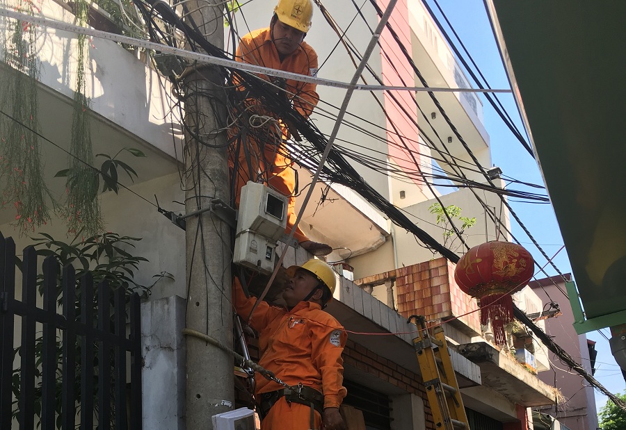 Điện lưc Hải Châu sửa chữa đường dây điện miễn phí cho người nghèo