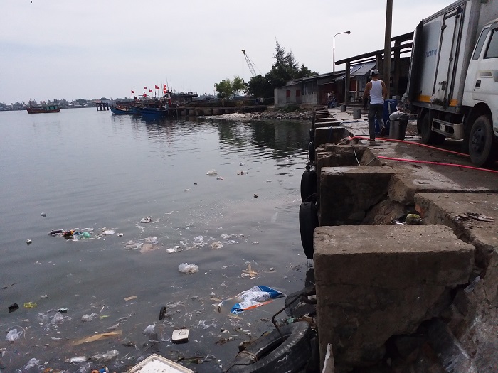 Cảng cá thành cảng rác