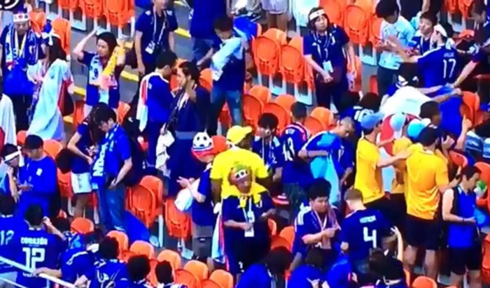 CĐV Nhật Bản ăn mừng chiến thắng bằng cách dọn rác trên khán đài