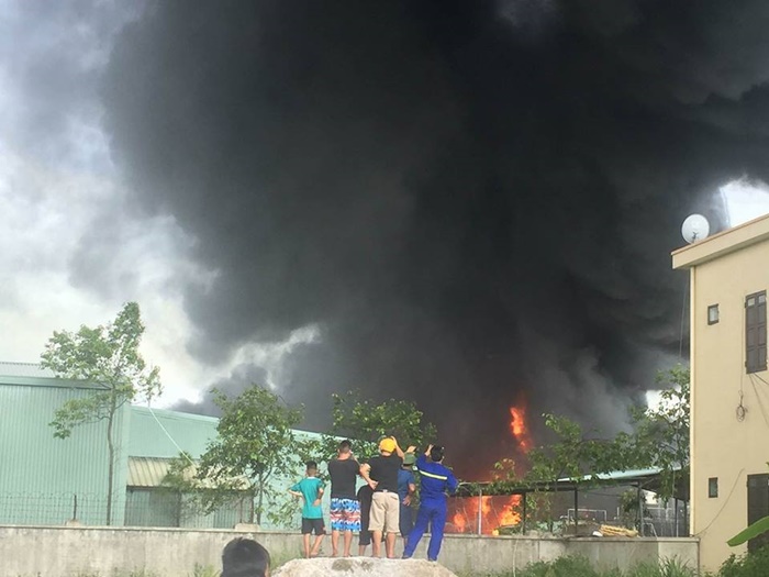 Đang cháy lớn tại kho chứa nhựa thông ở Quảng Ninh