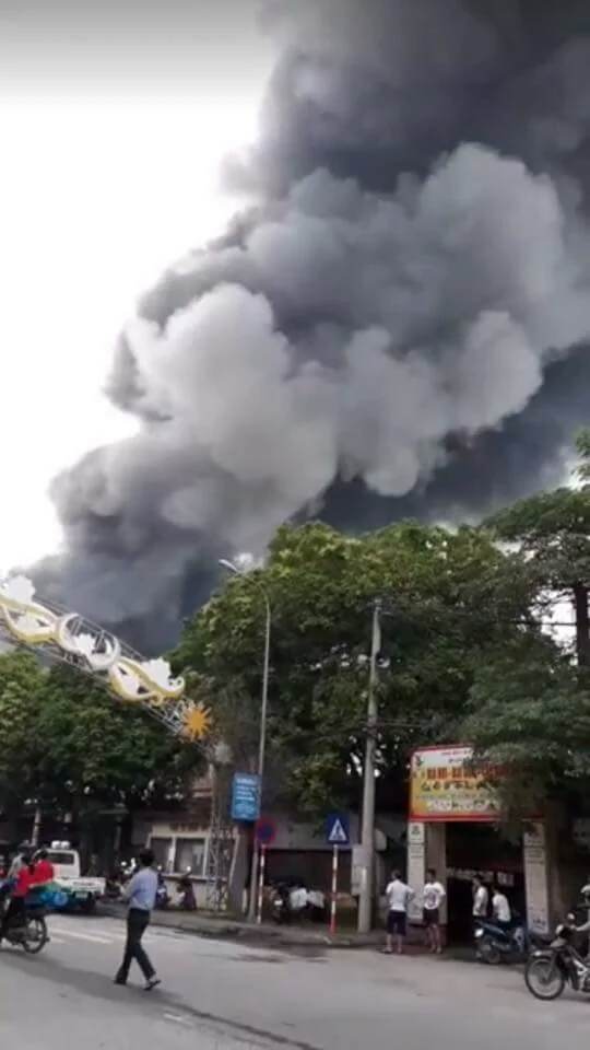 Hà Nội: Đã khống chế được ngọn lửa 'khổng lồ' ở chợ Sóc Sơn