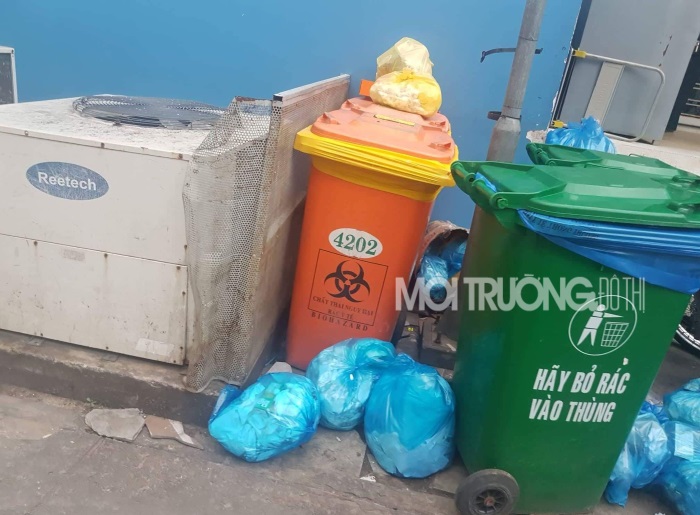 Rác thải vứt bừa bãi trong bệnh viện Nhân dân Gia Định