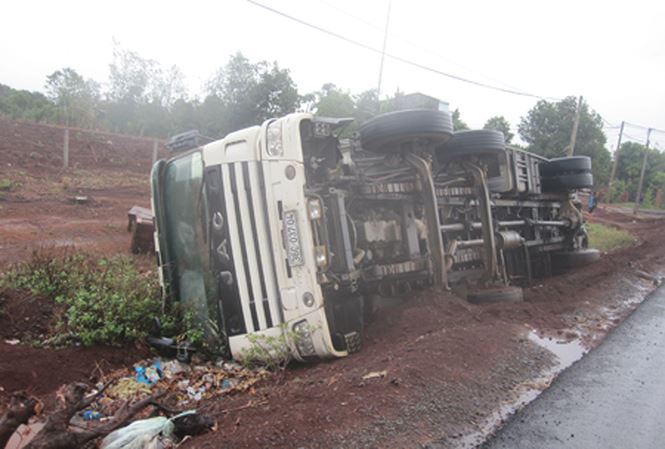 Lật xe tải trong công trình tại Lào, 7 người Việt thương vong